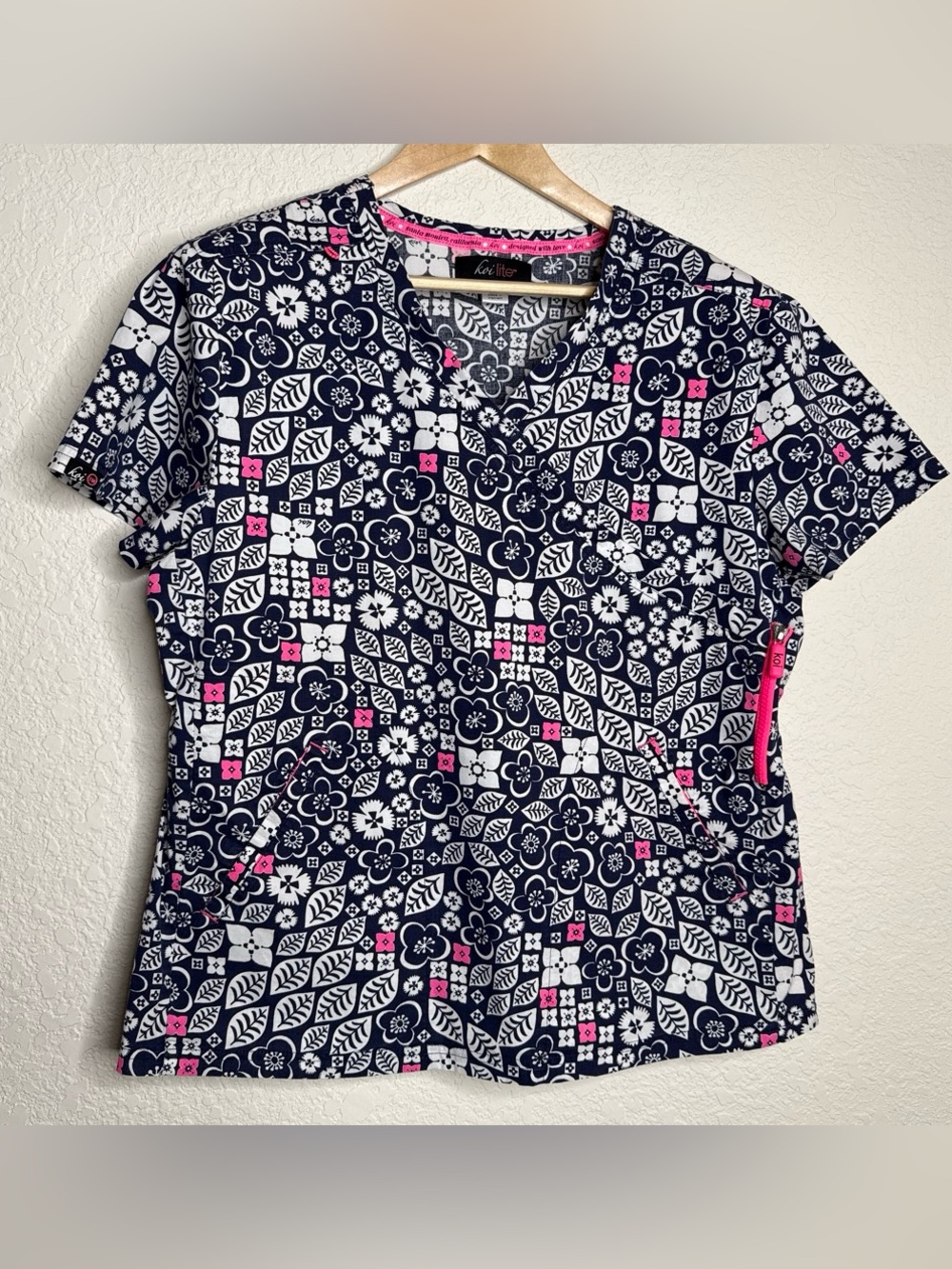 Koi Lite V-Neck Geometric Floral Scrub Top Navy with Pink Accents Size XL Nurse